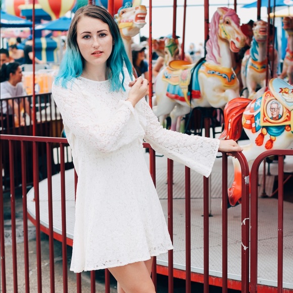 🌸5 FOR $20🌸 bell sleeve white lace dress - Picture 5 of 7